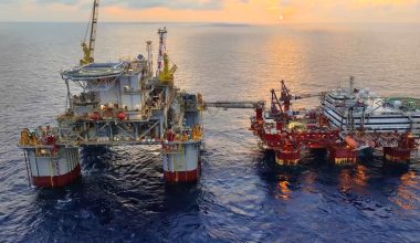 Υπογράφηκαν οι υπουργικές αποφάσεις για τα θαλάσσια οικόπεδα Κρήτης και Πελοποννήσου σε Chevron – Helleniq Energy