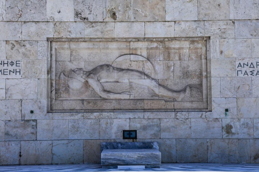 Κυβέρνηση κατά Χ.Δούκα για τον Άγνωστο Στρατιώτη: «Μέσα σε χρόνο ρεκόρ υποστήριξε μία θέση και την αντίθετή της»