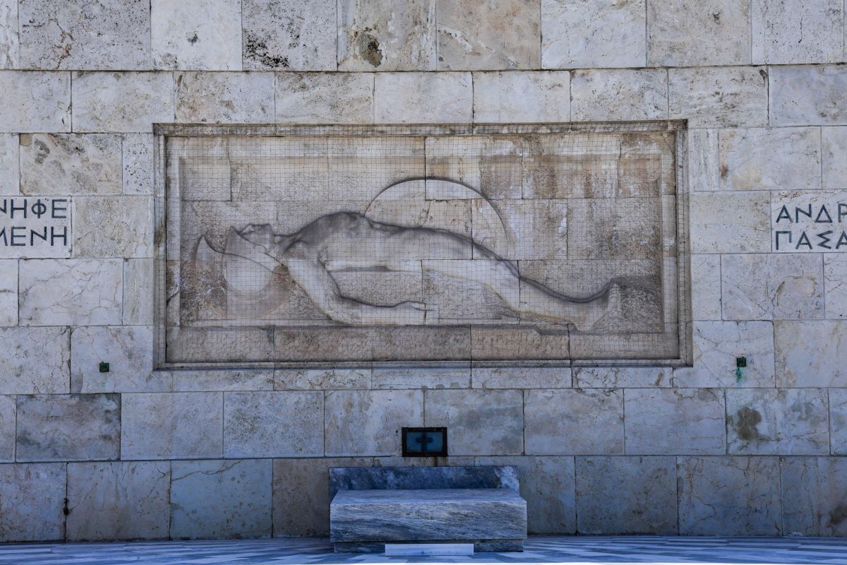 Κυβέρνηση κατά Χ.Δούκα για τον Άγνωστο Στρατιώτη: «Μέσα σε χρόνο ρεκόρ υποστήριξε μία θέση και την αντίθετή της»