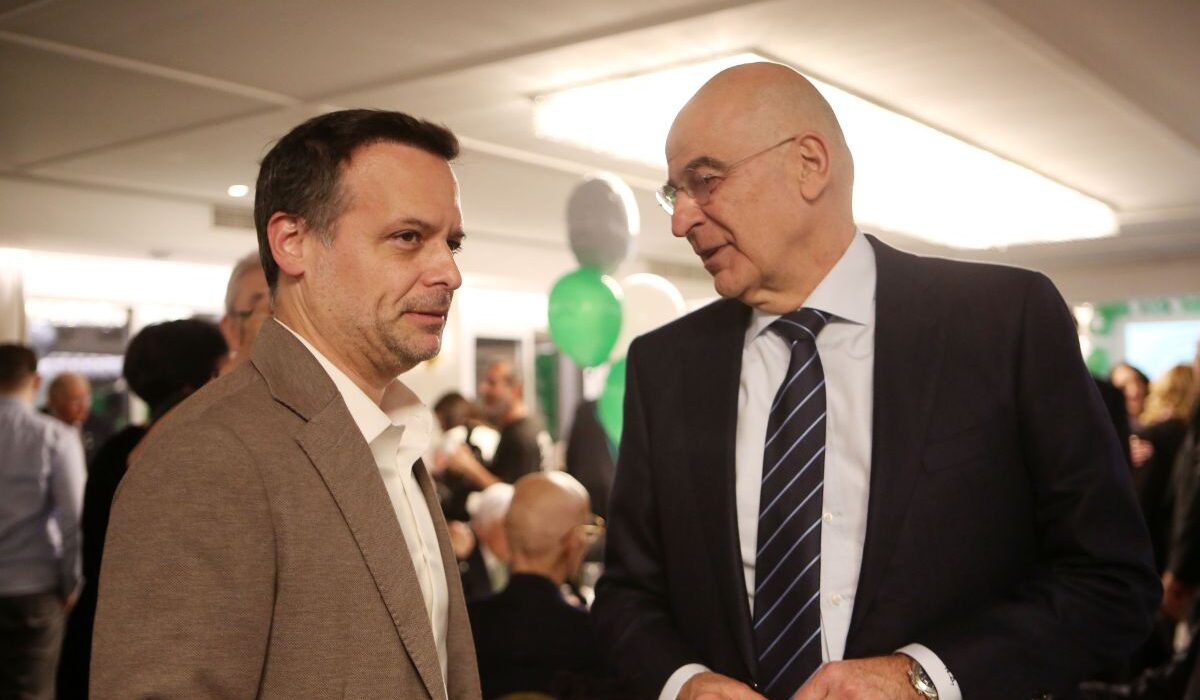 Ο Δήμος Αθηναίων σταματά να καθαρίζει το Μνημείο του Άγνωστου Στρατιώτη και το αναθέτει στο…ΥΠΕΘΑ!