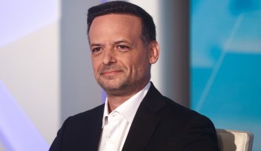 Άγγιξε την γελοιότητα ο Δήμος Αθηναίων: Πάει στα δικαστήρια για να μην καθαρίζει το Μνημείο του Αγνώστου Στρατιώτη