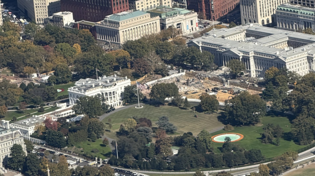 Ο Ν.Τραμπ είναι ο πρώτος πρόεδρος που πληρώνει τα έργα στον Λευκό Οίκο με δικά του χρήματα!