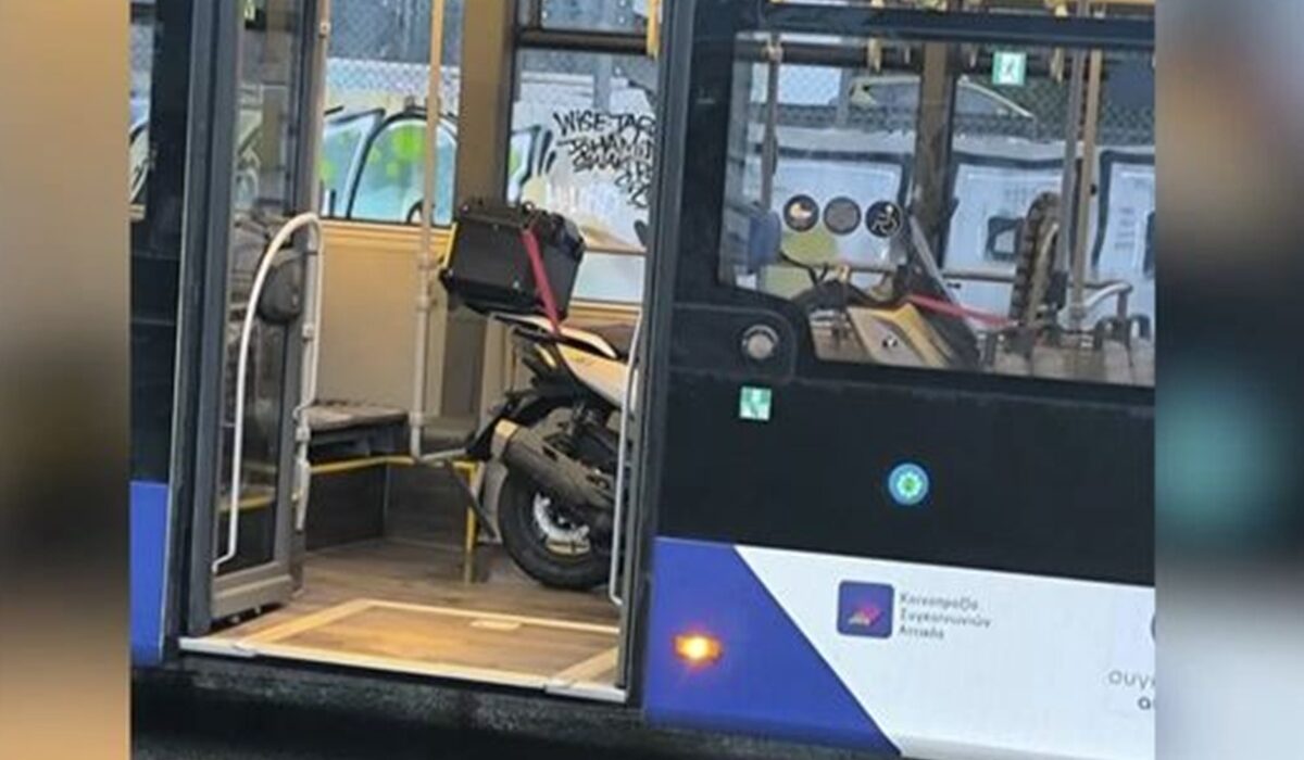 Κι όμως… Οδηγός λεωφορείου μεταφέρει τη μηχανή του με το λεωφορείο! (βίντεο)