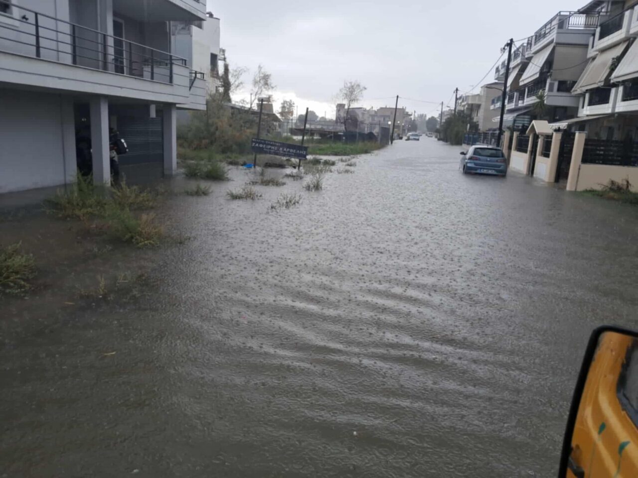 Μεσολόγγι: Kάτοικοι βγήκαν στους πλημμυρισμένους δρόμους με κανό! – Δείτε βίντεο