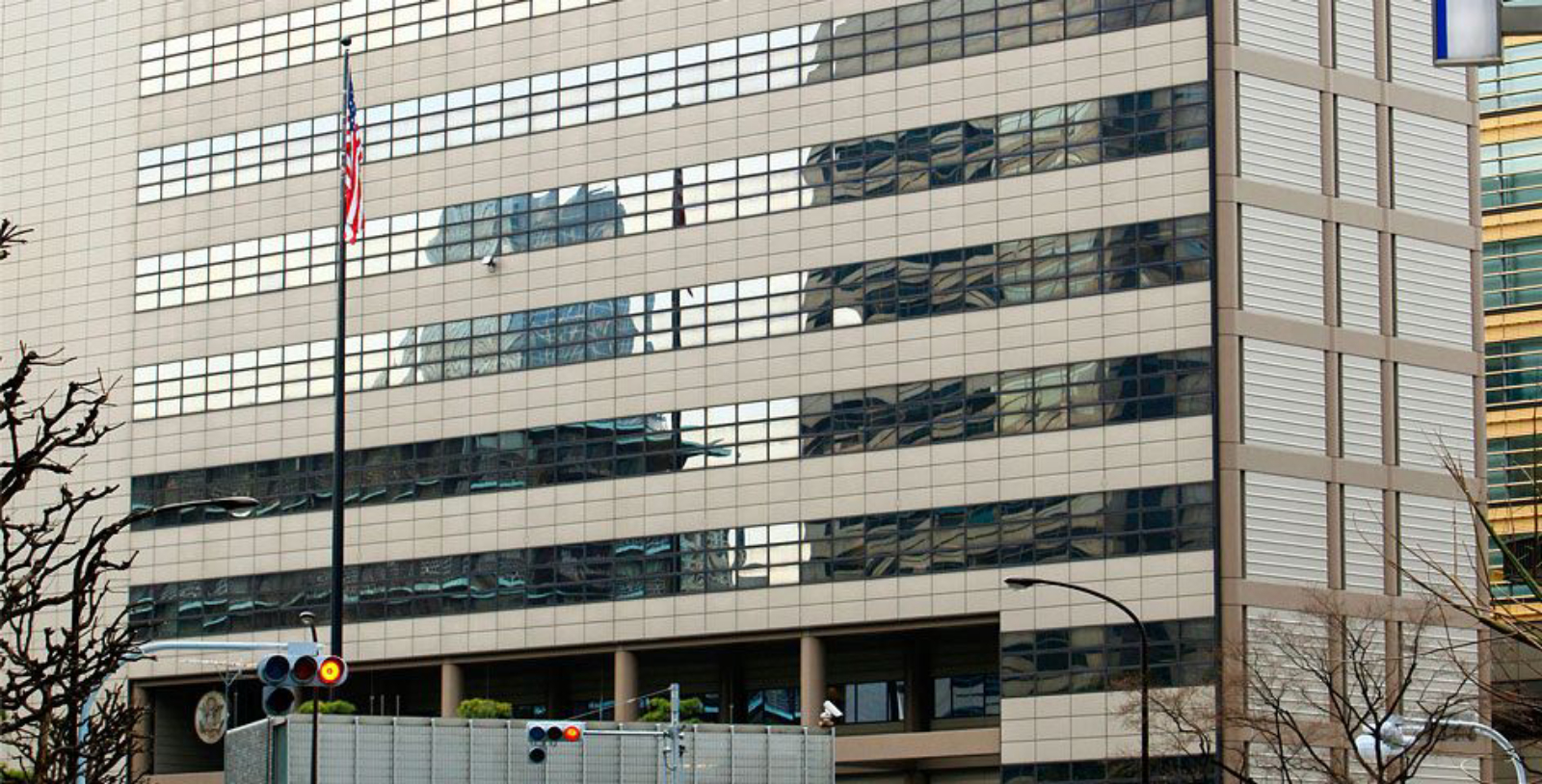 Αιματηρό επεισόδιο κοντά στην αμερικανική πρεσβεία στο Τόκιο – Άνδρας με μαχαίρι τραυμάτισε σοβαρά αστυνομικό