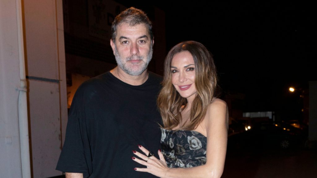 Στην θεατρική πρεμιέρα του Β.Μπισμπίκη η Δέσποινα Βανδή: Με… μακρύ φόρεμα πόζαρε ο ηθοποιός – Δείτε φωτογραφίες