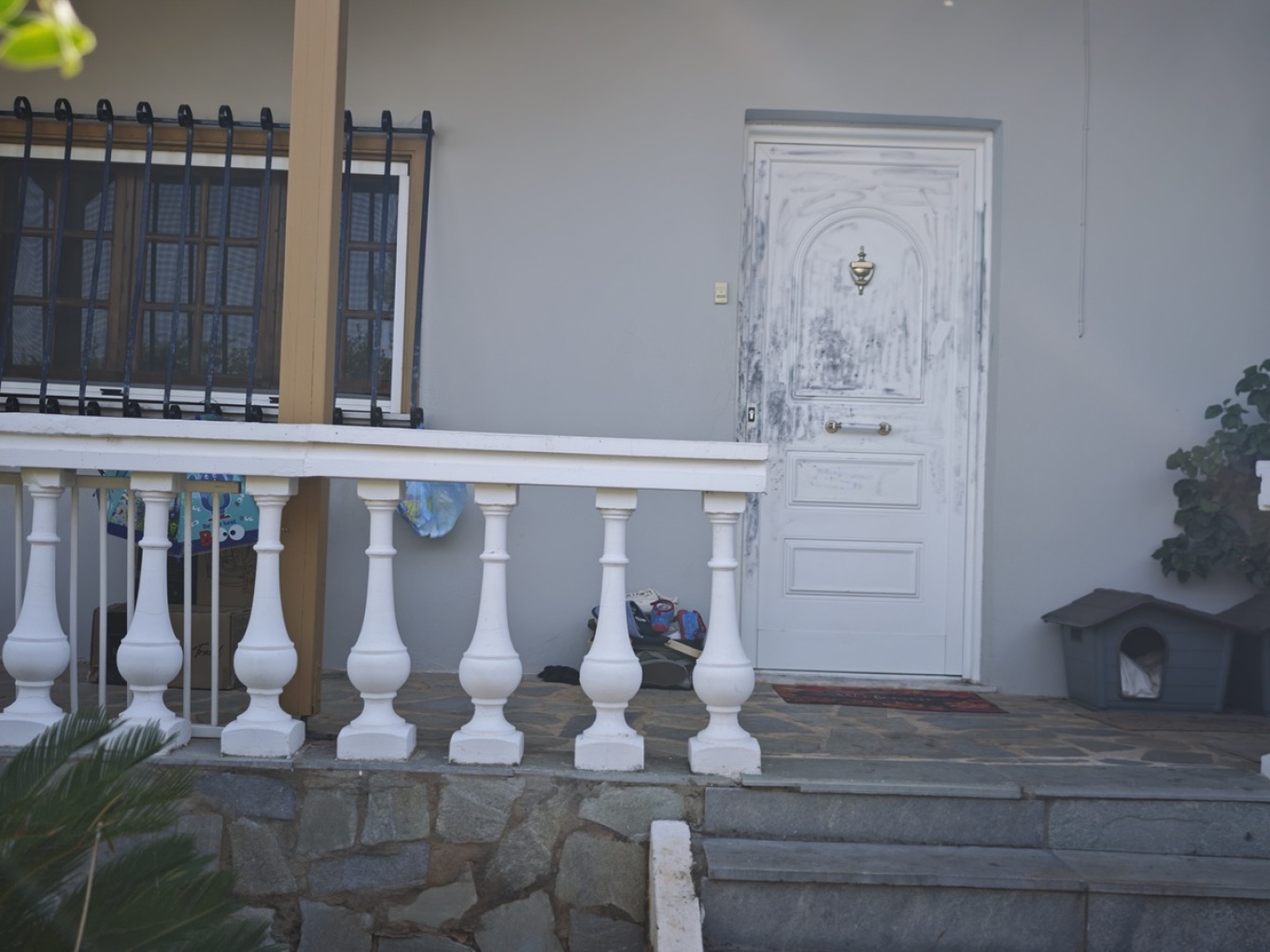 Κορωπί: Μάχη για τη ζωή της δίνει η 40χρονη που ξυλοκοπήθηκε άγρια από τον σύζυγό της – «Το παιδί ήταν τρομαγμένο»