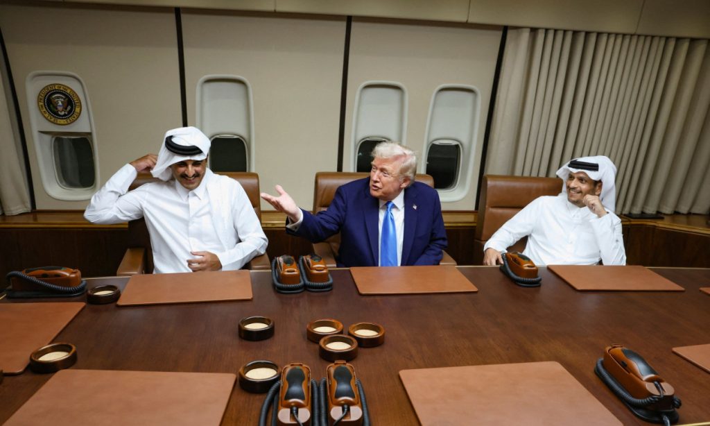 Με τον πρωθυπουργό του Κατάρ συναντήθηκε ο Ν.Τραμπ στο Air Force One (upd)