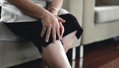 Η άσκηση που δυναμώνει τα γόνατα μετά τα 60 – Πώς θα την εκτελέσετε