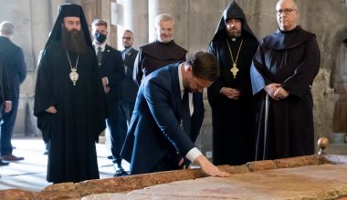 Δέος: Ο αντιπρόεδρος των ΗΠΑ Τζέι Ντι Βανς προσκυνά τον Πανάγιο Τάφο – Δείτε φωτογραφίες