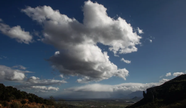 Καιρός: Mικρή άνοδος της θερμοκρασίας αύριο – Πού θα σημειωθούν βροχές και καταιγίδες