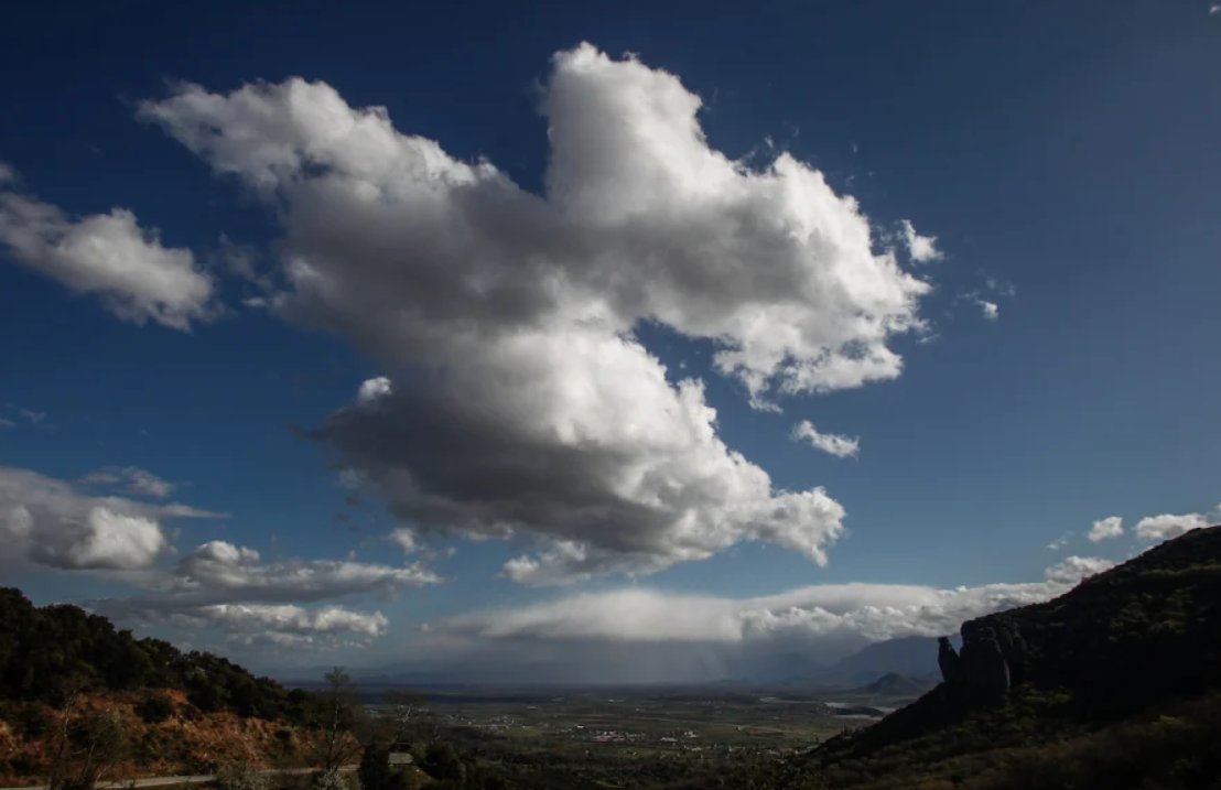 Καιρός: Mικρή άνοδος της θερμοκρασίας αύριο – Πού θα σημειωθούν βροχές και καταιγίδες