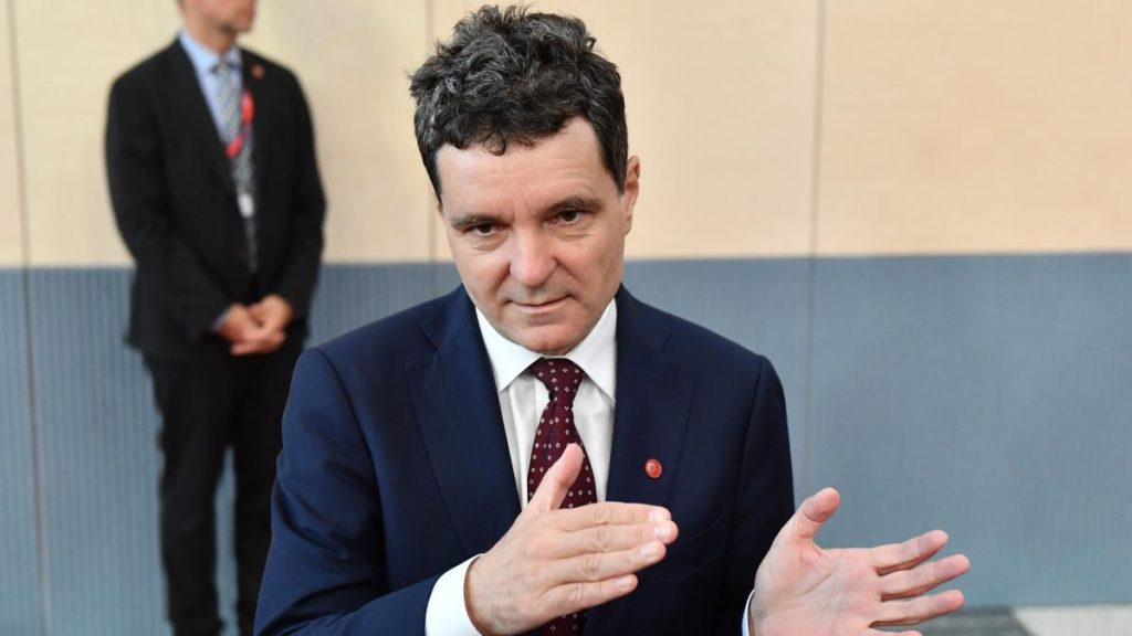 Ρουμανία: Πλήθος πολιτών αποδοκίμασε τον πρόεδρο της χώρας – «Προδότη» (βίντεο)