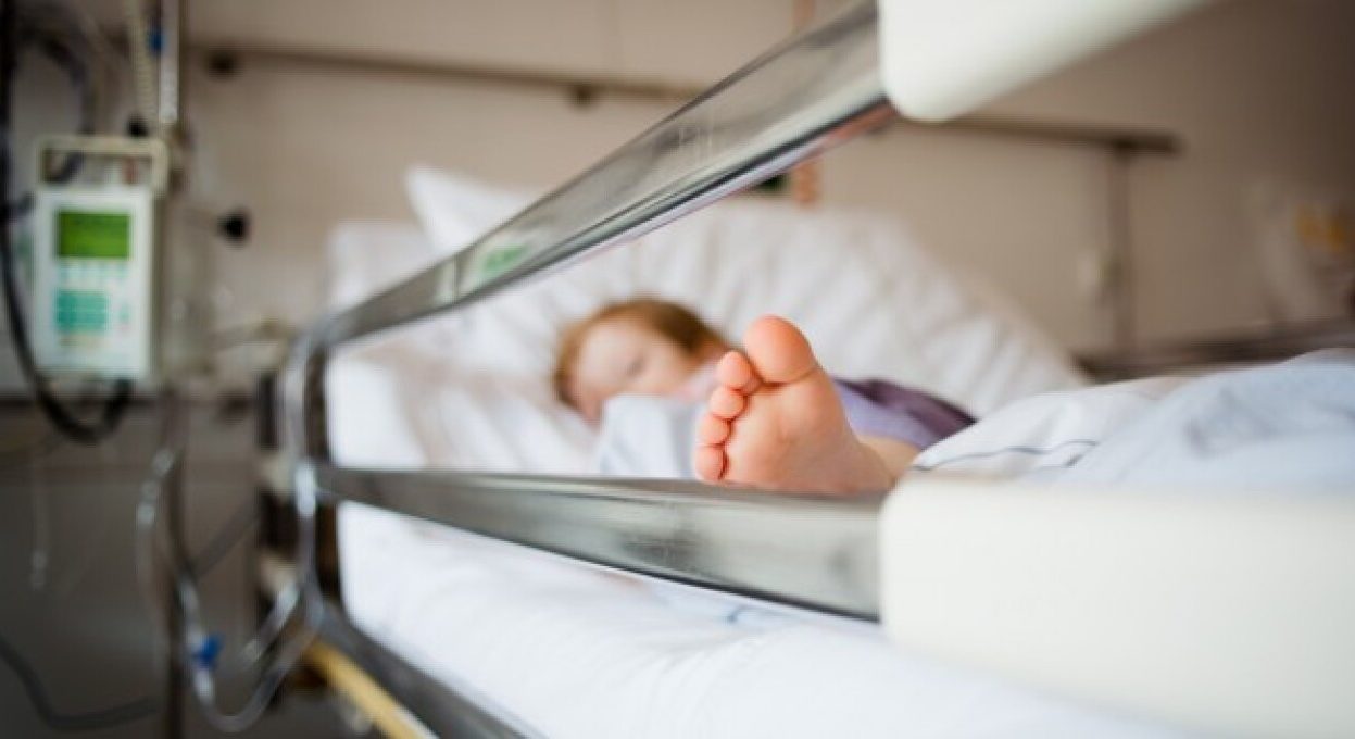 Λάρισα: Στη ΜΕΘ 18 μηνών βρέφος με εγκαύματα από καυτό λάδι