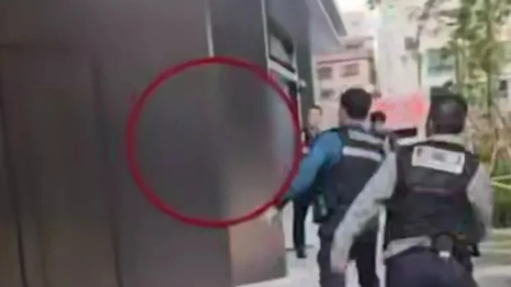 Μεθυσμένος Ρώσος έκανε επίθεση με μπαλτά σε αστυνομικούς στην Σεούλ