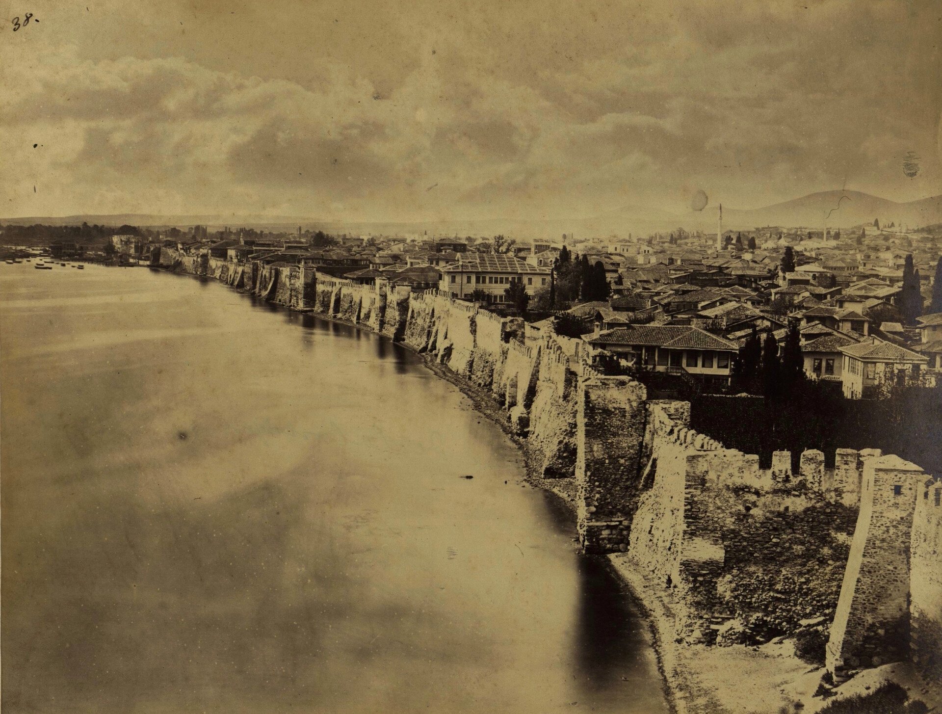 Πώς γκρεμίστηκαν τα ασφυκτικά θαλάσσια τείχη της Θεσσαλονίκης και η πόλη ανοίχτηκε στη θάλασσα