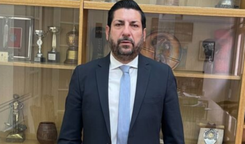 Ο Χάρης Μαριόλης στους δύο επικρατέστερους υποψήφιους για την προεδρία της Παγκόσμιας Ομοσπονδίας Πυγμαχίας