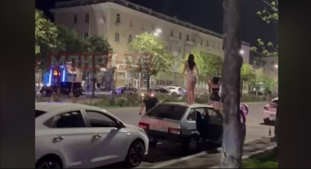 Η νέα ζωή στο Λουχάνσκ είναι ωραία: Εντυπωσιακές Ρωσίδες χορεύουν ανέμελες πάνω σε αυτοκίνητο (βίντεο)