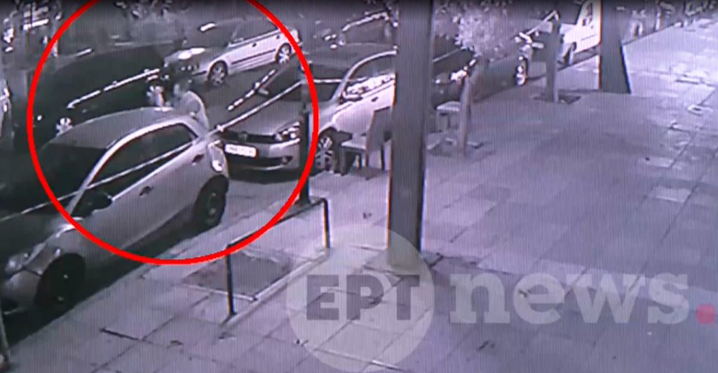 Βίντεο ντοκουμέντο: Η στιγμή που ο 50χρονος χαρακώνει αμάξια στην Καλλιθέα λίγο πριν το επεισόδιο με αστυνομικούς