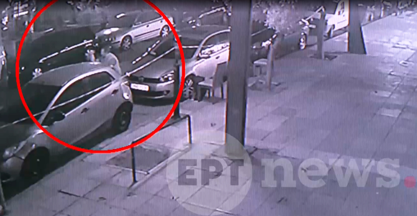 Βίντεο ντοκουμέντο: Η στιγμή που ο 50χρονος χαρακώνει αμάξια στην Καλλιθέα λίγο πριν το επεισόδιο με αστυνομικούς