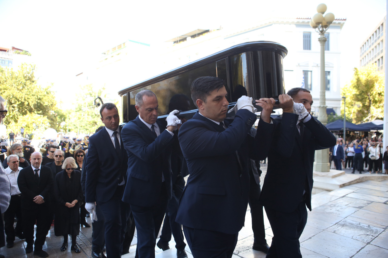 Το «ύστατο χαίρε» στο Δ.Σαββόπουλο στον Μητροπολιτικό Ναό – Δείτε φωτογραφίες (upd)