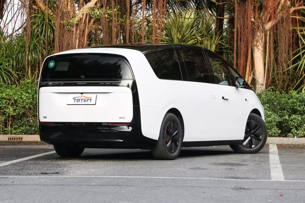 Σαγκάη: Η στιγμή που ηλεκτρικό μίνι βαν «τυλίγεται» ξαφνικά στις φλόγες ενώ βρίσκεται εν κινήσει! – Δείτε βίντεο