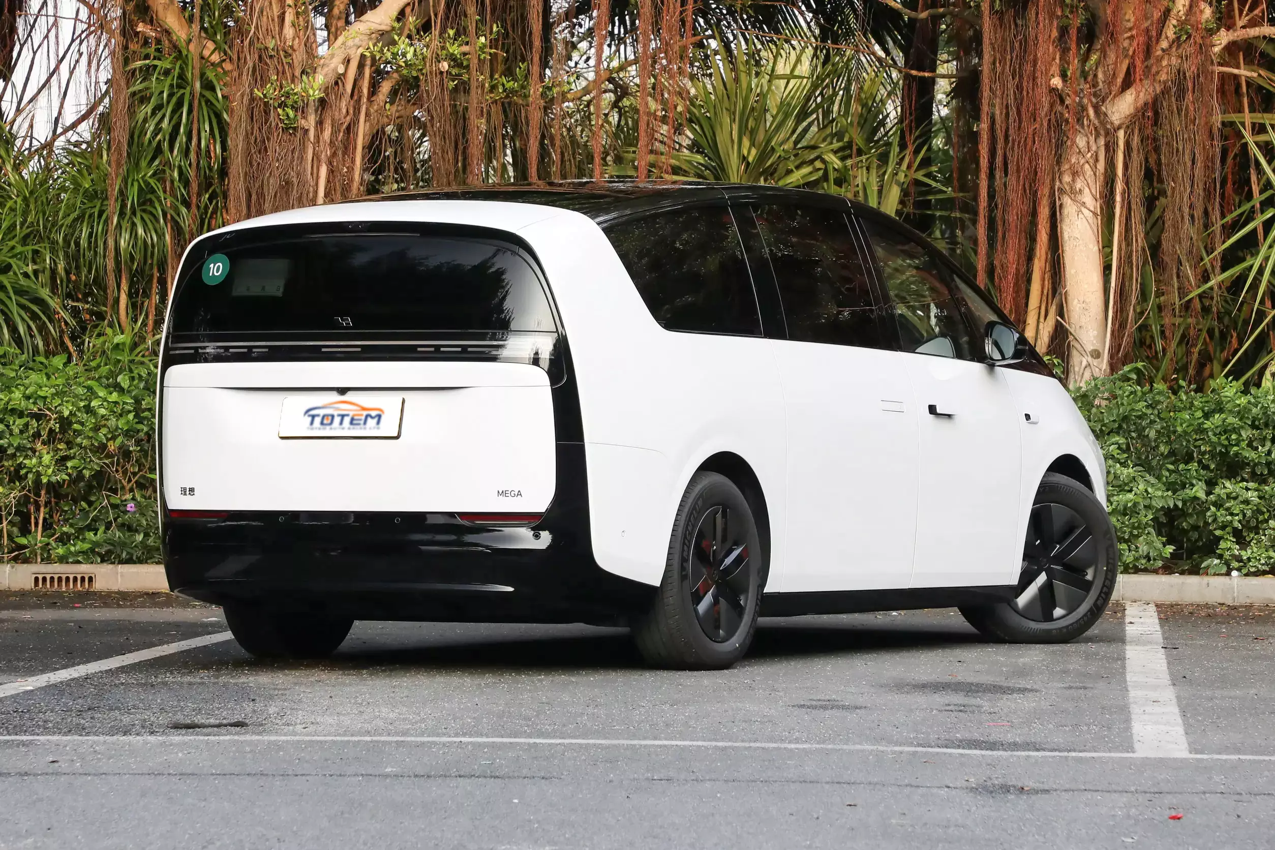 Σαγκάη: Η στιγμή που ηλεκτρικό μίνι βαν «τυλίγεται» ξαφνικά στις φλόγες ενώ βρίσκεται εν κινήσει! – Δείτε βίντεο