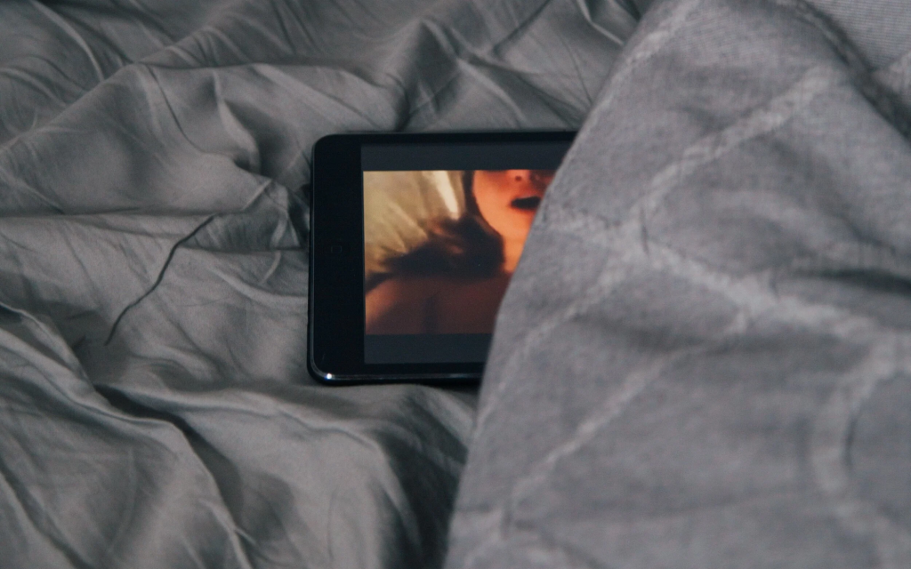 «Καμπάνα» σε γνωστό παρουσιαστή για revenge porn: Έδειξε «ροζ» βίντεο της πρώην του στον νυν σύντροφό της!