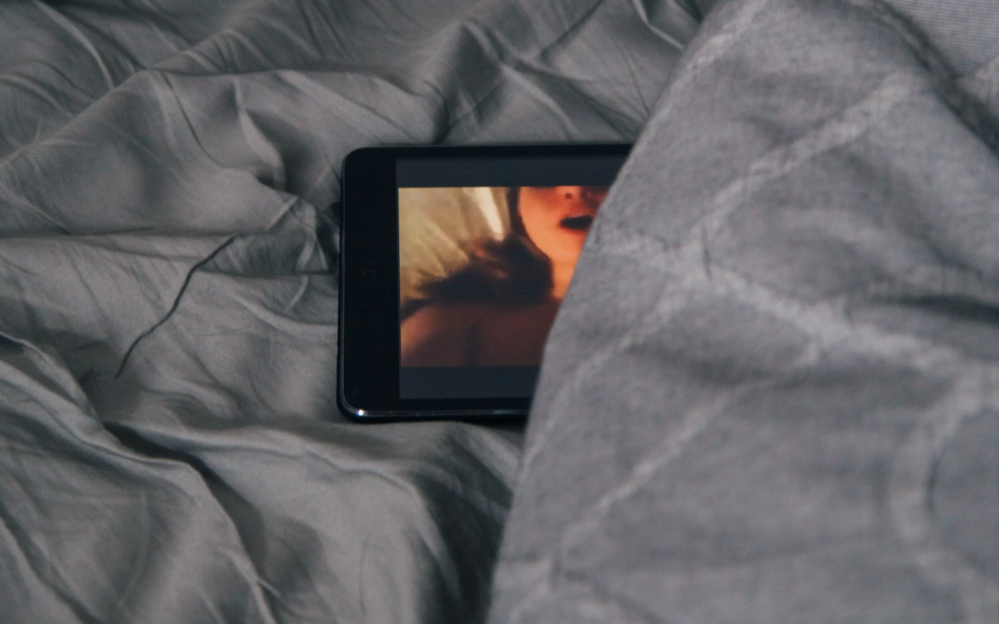 «Καμπάνα» σε γνωστό παρουσιαστή για revenge porn: Έδειξε «ροζ» βίντεο της πρώην του στον νυν σύντροφό της!