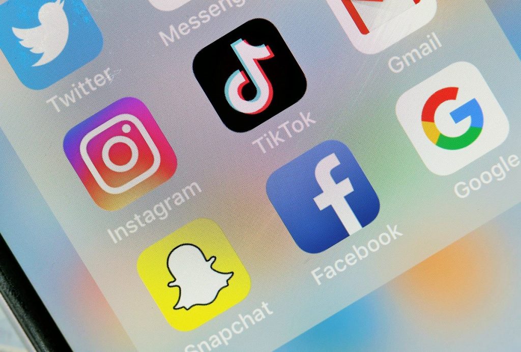 Ευρωπαϊκή Επιτροπή: Facebook, Instagram και TikTok παραβιάζουν τους κανόνες για παράνομο περιεχόμενο