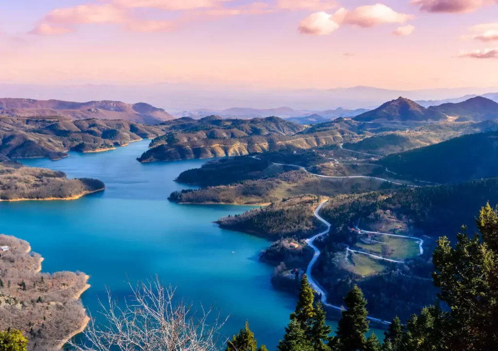 Φθινοπωρινή απόδραση στη Λίμνη Πλαστήρα: Ένα θαύμα ανθρώπου και φύσης