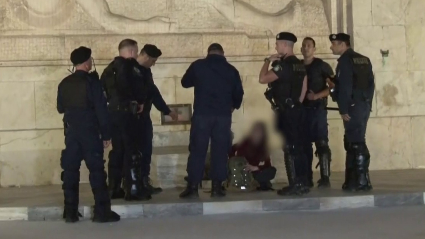 Αστυνομικοί απομάκρυναν γυναίκα που καθόταν οκλαδόν στο Μνημείο του Αγνώστου Στρατιώτη – Δείτε βίντεο