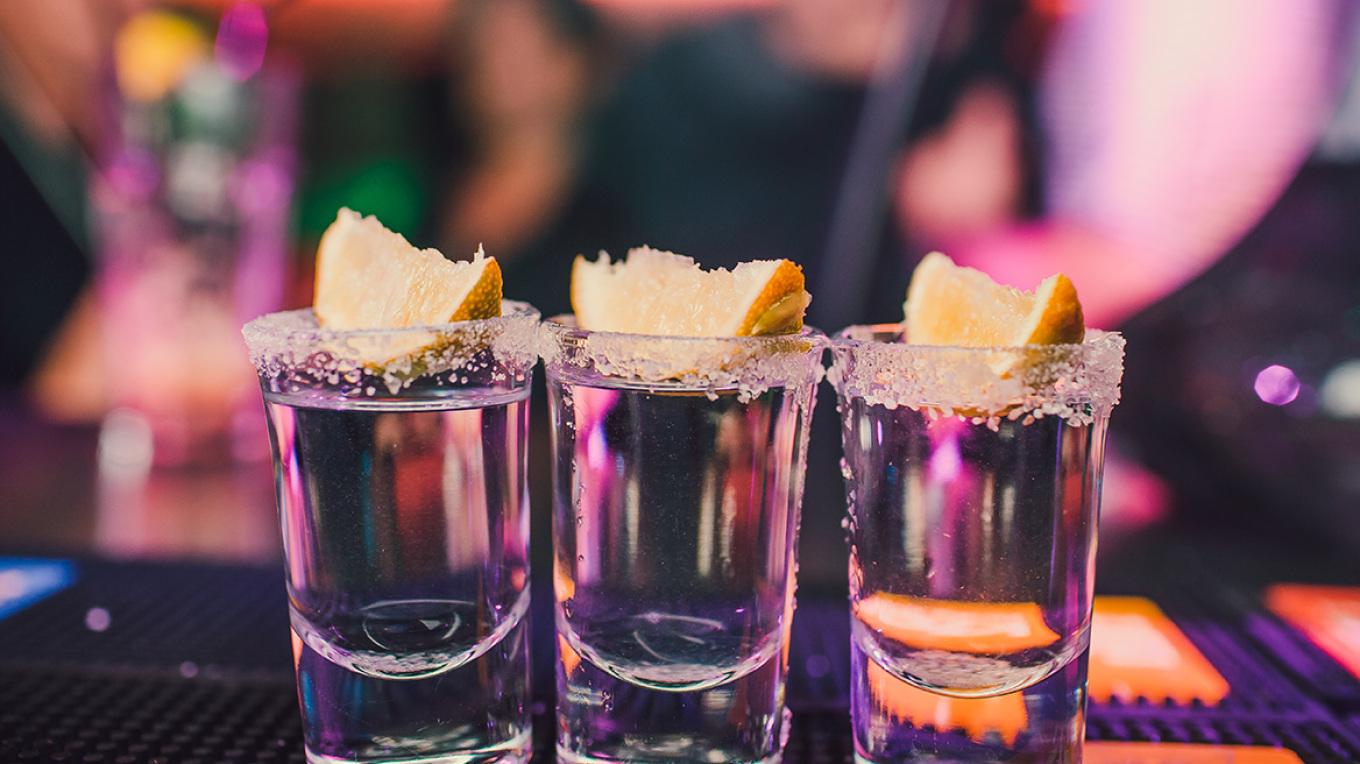 Νέο περιστατικό ανήλικης που «λιώνει» από το ποτό: 17χρονη σωριάστηκε σε δρομάκι της Σαντορίνης