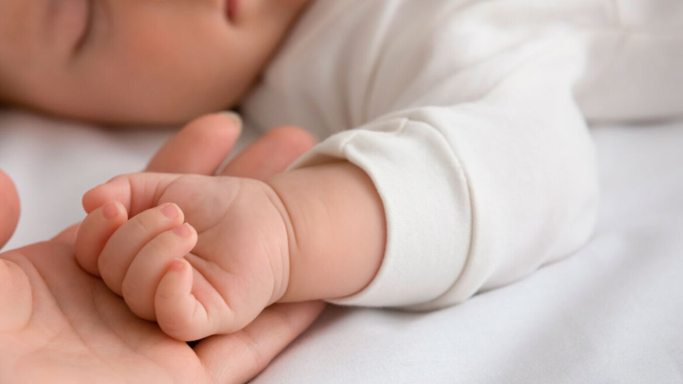 «Έγιναν όλα τόσο γρήγορα – Έπιασε σε χρόνο μηδέν το τηγάνι» είπε η γιαγιά του βρέφους που κάηκε με λάδι