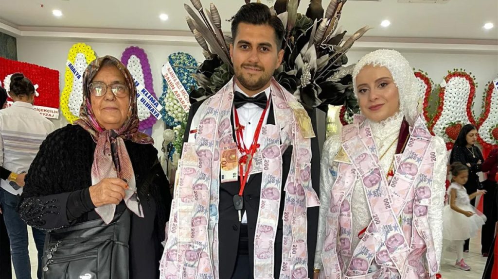 Γιαγιά στην Τουρκία «πλημμύρισε» με δώρα τον εγγονό της που παντρευόταν και έγινε viral (βίντεο & φωτο)