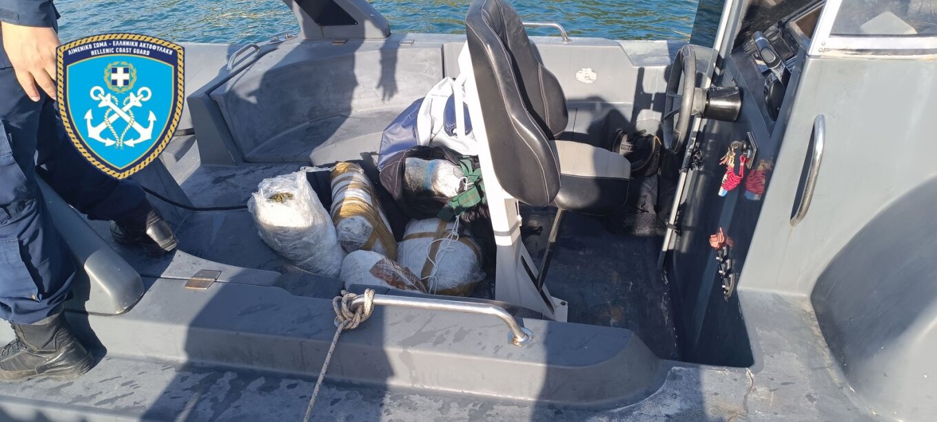 Το Λιμενικό διέσωσε 50χρονο Αλβανό στην Ηγουμενίτσα: Βυθίστηκε το σκάφος του με τα 135 κιλά κάνναβης (φωτο)