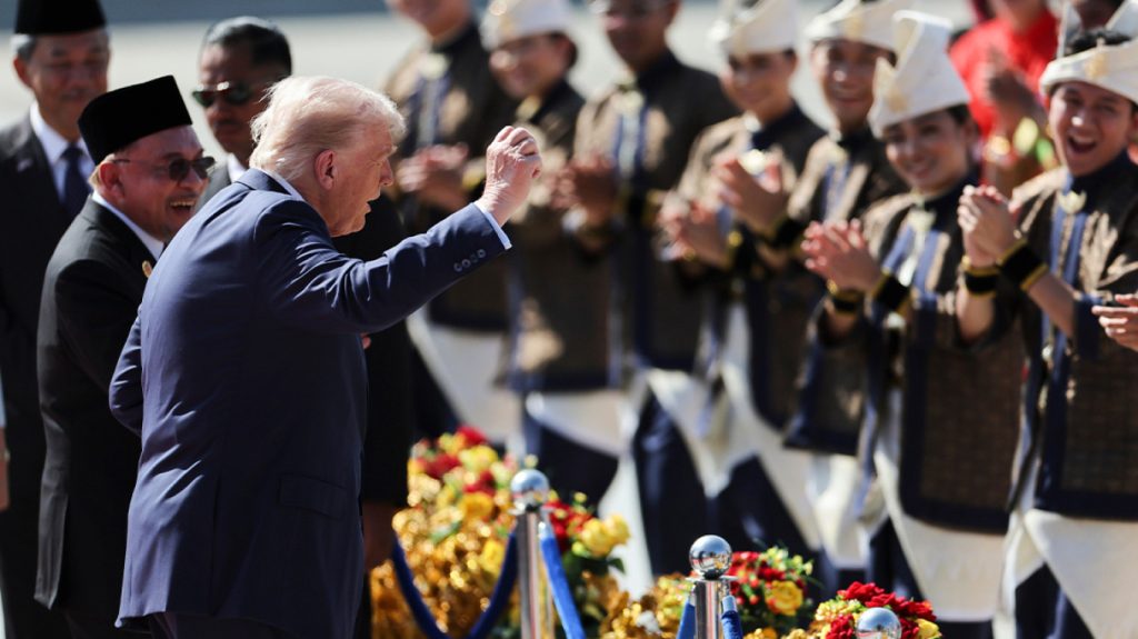 Οι χορευτικές κινήσεις του Ν.Τραμπ μετά την επίτευξη ειρηνευτικής συμφωνίας μεταξύ Καμπότζης και Ταϊλάνδης (βίντεο)