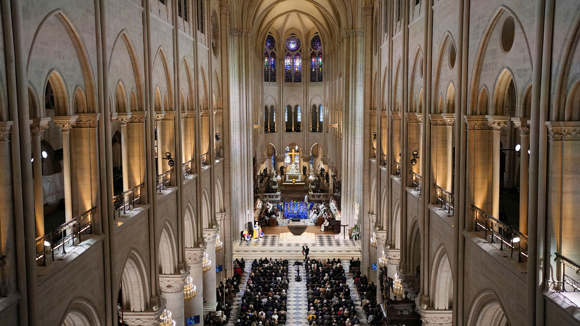 Στην Παναγία των Παρισίων παντρεύτηκε ο ξυλουργός που συμμετείχε στην αναστήλωση του επιβλητικού ναού – Τι ανέφερε