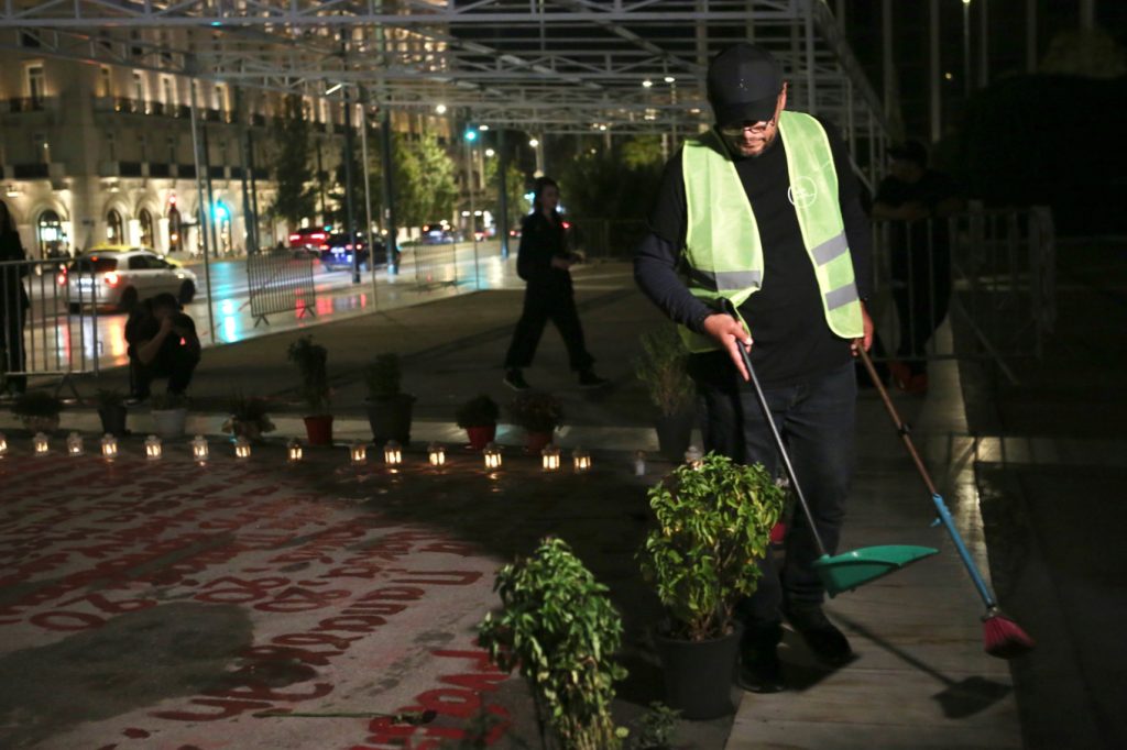Ο Πάνος Ρούτσι πήγε να καθαρίσει το Μνημείο του Αγνώστου Στρατιώτη – Με… φαράσι και η Ζωή Κωνσταντοπούλου!