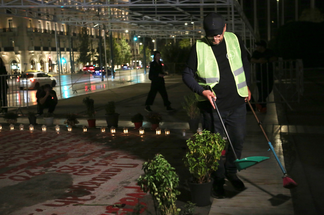 Ο Πάνος Ρούτσι πήγε να καθαρίσει το Μνημείο του Αγνώστου Στρατιώτη – Με… φαράσι και η Ζωή Κωνσταντοπούλου!