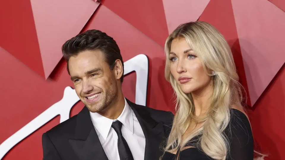 Η Κέιτ Κάσιντι δημοσίευσε νέο βίντεο με τον Λίαμ Πέιν να κολυμπούν σε πισίνα (βίντεο)