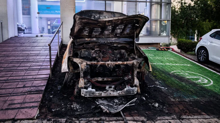 Στόχος εμπρηστικής επίθεσης αντιπροσωπεία αυτοκινήτων στη Νέα Χαλκηδόνα – Κάηκαν ολοσχερώς 5 οχήματα