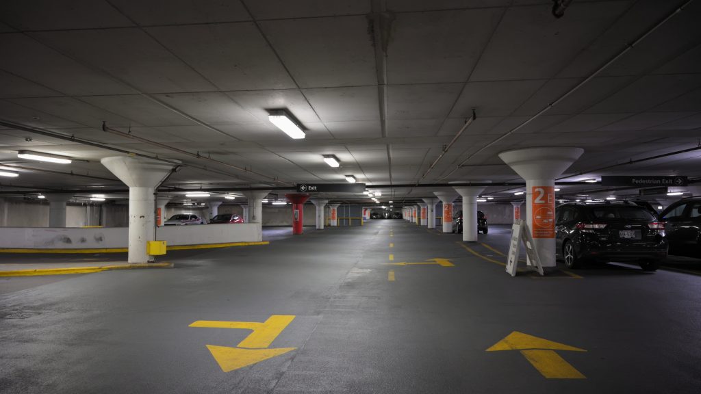 Γιατί τρομάζουμε όταν τρεμοπαίζουν τα φώτα στο πάρκινγκ;