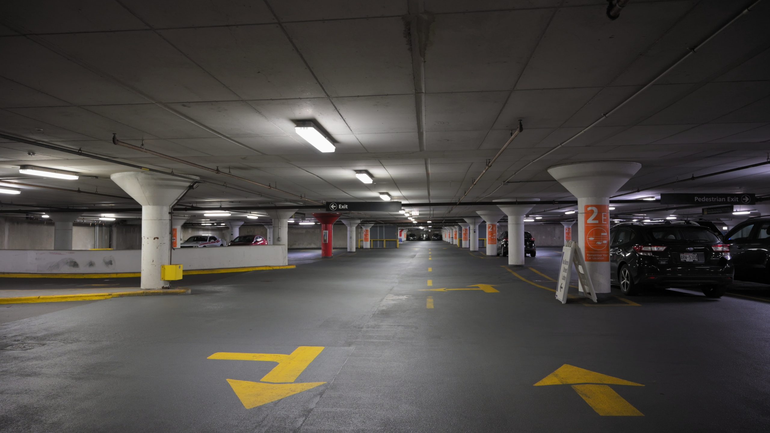 Γιατί τρομάζουμε όταν τρεμοπαίζουν τα φώτα στο πάρκινγκ;