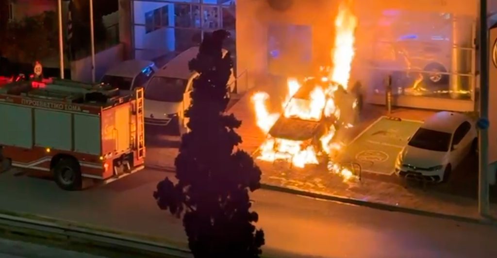 Βίντεο ντοκουμέντο από τον εμπρησμό στη Ν.Φιλαδέλφεια: «Φορούσαν μαύρες κουκούλες, μάσκες και μακριά μπουφάν»