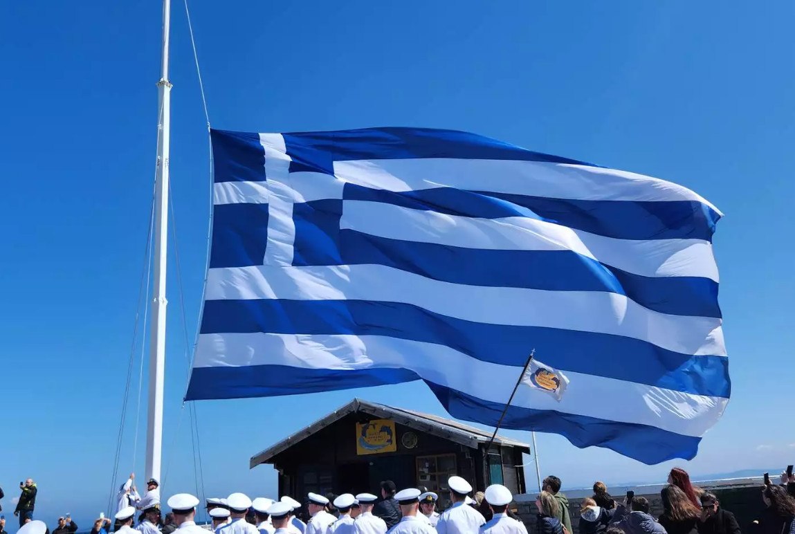 Χίος: Υψώθηκε και φέτος η τεράστια ελληνική σημαία στο λιμάνι του νησιού – Δείτε βίντεο