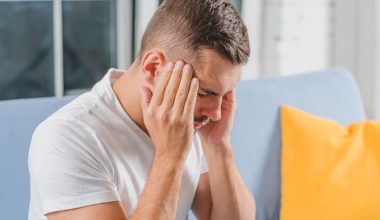 Δείτε πόση ώρα μετά το χτύπημα στο κεφάλι ξεκινούν τα συμπτώματα διάσεισης – Τι δεν πρέπει να αγνοήσετε