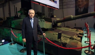 Ο τουρκικός Στρατός παρέλαβε τα τρία πρώτα Altay Τ1 παραγωγής παρουσία του Ερντογάν και του Σεΐχη του Κατάρ