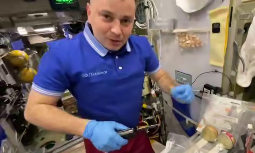 Βίντεο: Ρώσοι κοσμοναύτες φτιάχνουν σαλάτα Ολιβιέρ σε Αμερικανίδα συνάδελφό τους που έχει γενέθλια