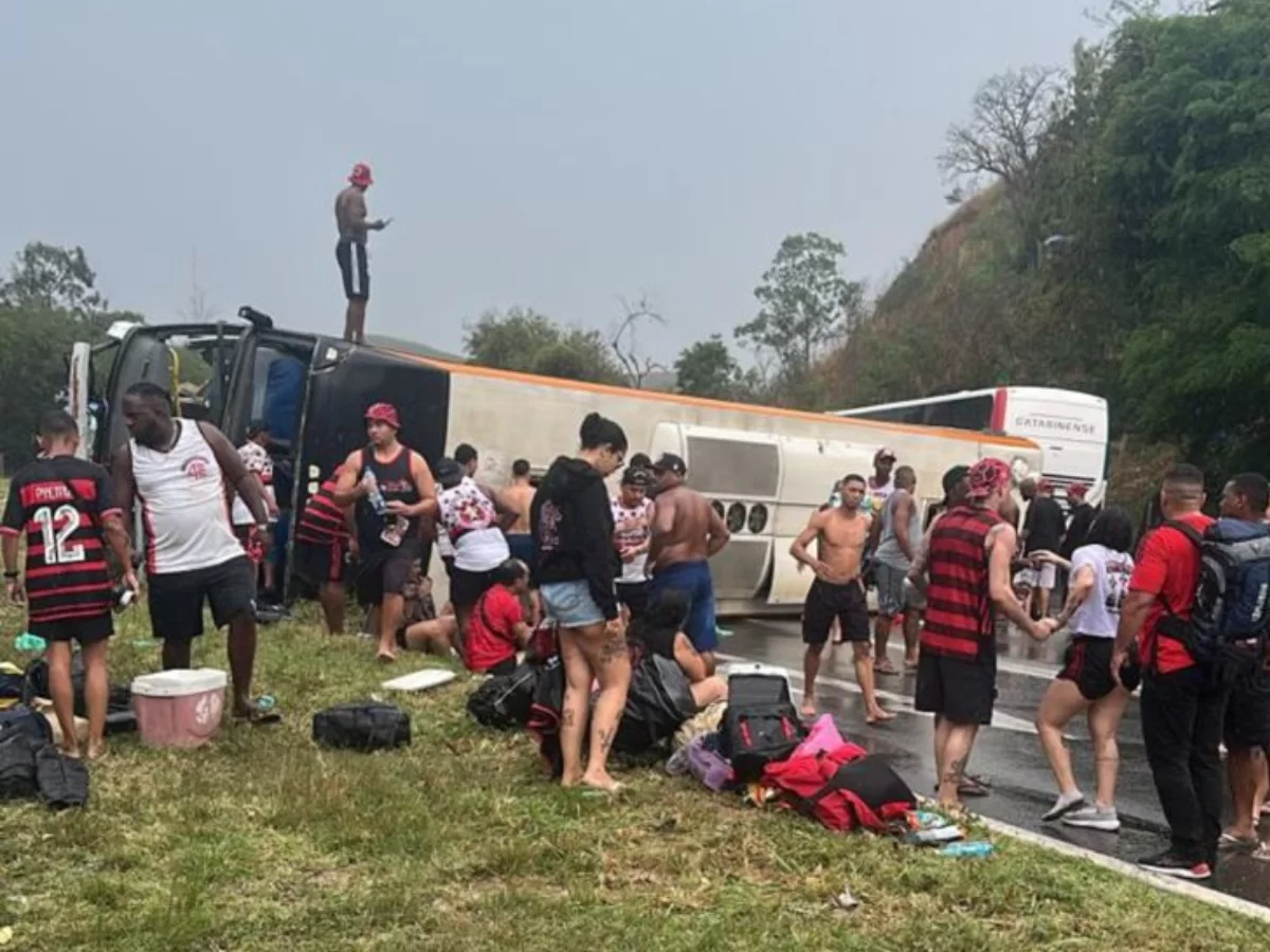 Σοβαρό τροχαίο μετά την εκτροπή λεωφορείου με φιλάθλους της Φλαμένγκο – Στους 46 οι τραυματίες (βίντεο)